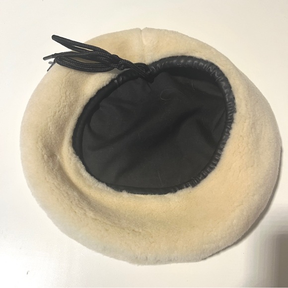 Cream fur beret with adjustable strap - Picture 7 of 8